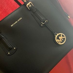 Voyager Medium Crossgrain Leather Tote Bag